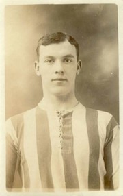 GEORGE HOLLEY (SUNDERLAND & ENGLAND)  FOOTBALL POSTCARD