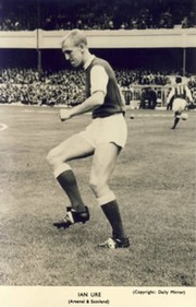 IAN URE (ARSENAL & SCOTLAND) FOOTBALL POSTCARD