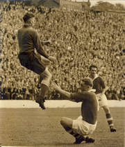 CHARLTON ATHLETIC V EVERTON 1955 PRESS PHOTOGRAPH