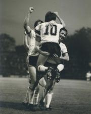 FULHAM  V WIMBLEDON 1984 FOOTBALL PRESS PHOTOGRAPH