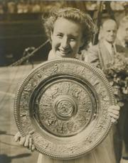 MAUREEN CONNOLLY (WIMBLEDON CHAMPION) WITH THE VENUS ROSEWATER DISH 1954 TENNIS PHOTOGRAPH