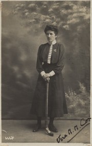 VERA COX (ENGLAND) SIGNED HOCKEY POSTCARD C.1910