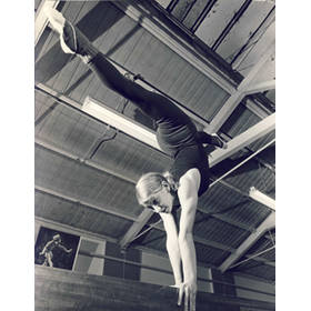 YVONNE ARNOLD (GYMNASTICS) 1970 PHOTOGRAPH