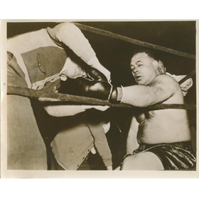"TWO TON" TONY GALENTO KNOCKED OUT BY JOE LOUIS 1939 PRESS PHOTOGRAPH