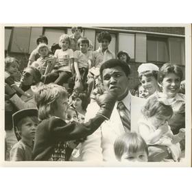 MUHAMMAD ALI VISITING GREAT ORMOND STREET HOSPITAL 1977 PRESS PHOTOGRAPH