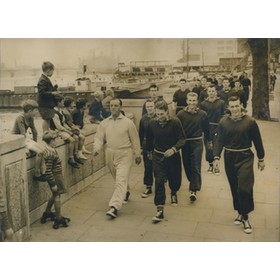 CHELSEA FOOTBALL CLUB (TRAINING WALK ALONG THE EMBANKMENT) 1957 PRESS PHOTOGRAPH