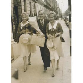 BILLY WRIGHT WITH THE BEVERLEY SISTERS 1959 FOOTBALL PHOTOGRAPH