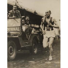 EMIL ZATOPEK 1954 (WINNING CROSS-COUNTRY RACE, PARIS) ATHLETICS PHOTOGRAPH