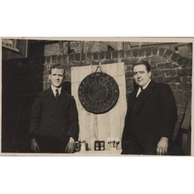 DARTS PLAYERS POSTCARD