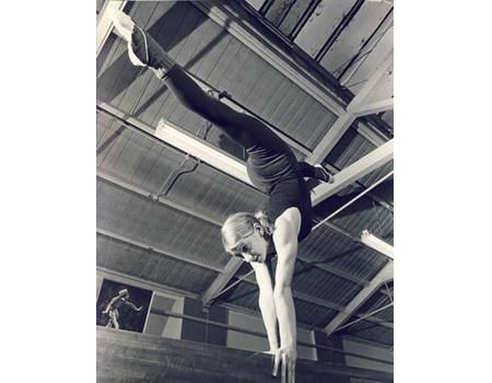 YVONNE ARNOLD (GYMNASTICS) 1970 PHOTOGRAPH