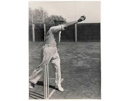 CLARRIE GRIMMETT (AUSTRALIA) 1930 - SET OF CRICKET PHOTOGRAPHS SHOWING HIS GRIP ETC.