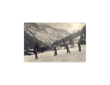 CHAMPERY EN HIVER - PAYSANNES EN SKIS (SWITZERLAND) POSTCARD