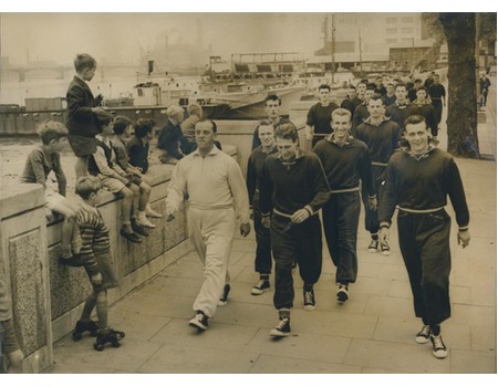 CHELSEA FOOTBALL CLUB (TRAINING WALK ALONG THE EMBANKMENT) 1957 PRESS PHOTOGRAPH
