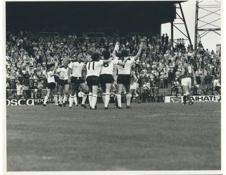 FULHAM 1982 (DAVIES CELEBRATES) FOOTBALL PRESS PHOTOGRAPH