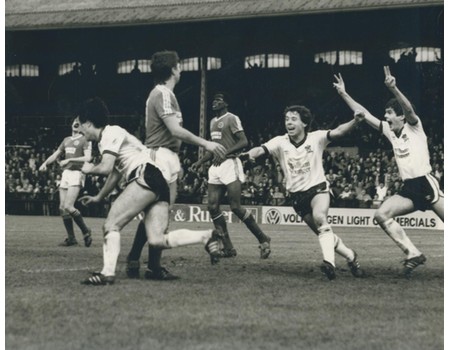 FULHAM  V BRIGHTON 1985 (WILSON CELEBRATES) FOOTBALL PRESS PHOTOGRAPH