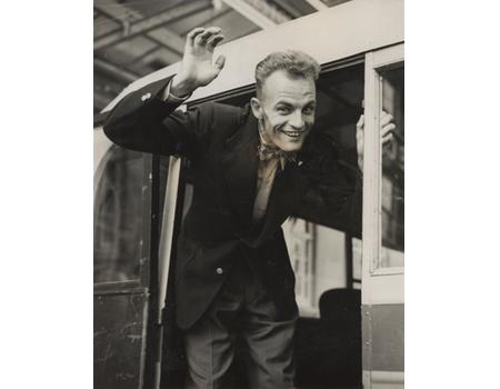 BILL NANKEVILLE 1952 (LEAVING FOR HELSINKI OLYMPICS) ATHLETICS PHOTOGRAPH