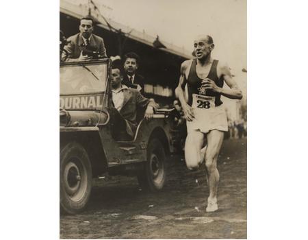 EMIL ZATOPEK 1954 (WINNING CROSS-COUNTRY RACE, PARIS) ATHLETICS PHOTOGRAPH