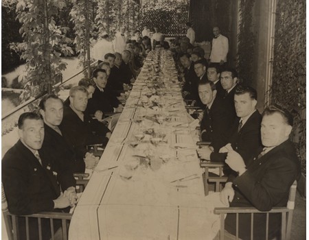 ENGLAND FOOTBALL TEAM 1952 PHOTOGRAPH - LUNCH IN ROME