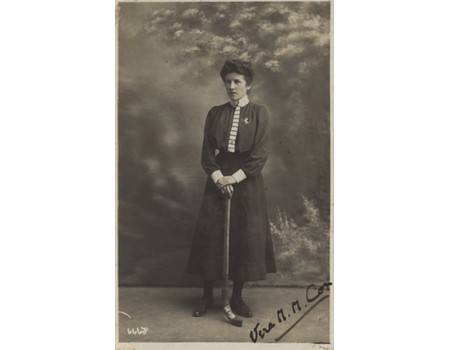VERA COX (ENGLAND) SIGNED HOCKEY POSTCARD C.1910